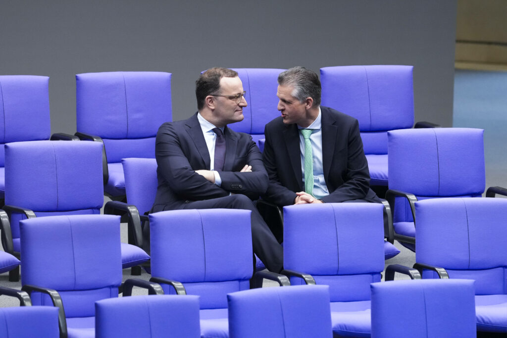 Parlamentarische Anfragen – Spahn verlangt von AfD Aufklärung von Spionage-Vorwürfen