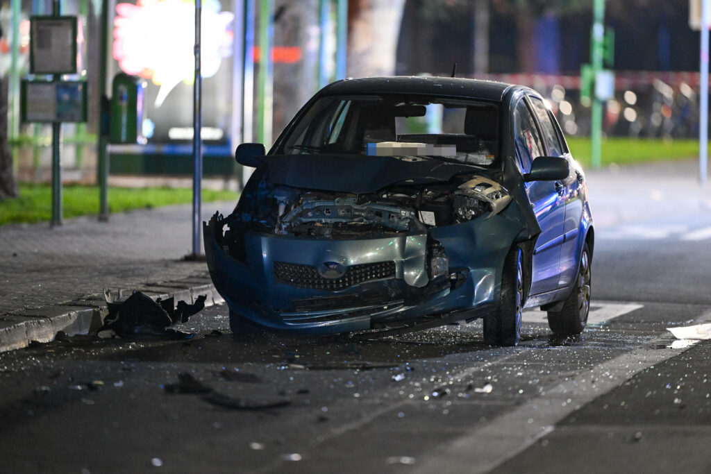 Absichtlicher Horror-Crash: Auto rast gezielt in Menschen – mehrere Verletzte