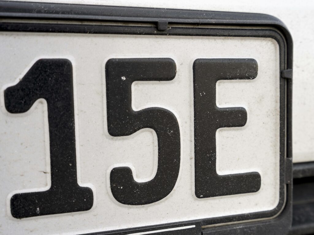Ein kleines Zeichen sorgt für Verwirrung – viele Autofahrer kennen die Bedeutung nicht