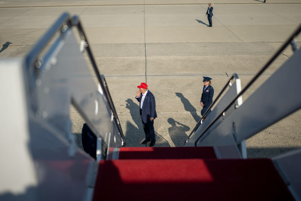 Schock-Einschnitt: Trumps Flugzeug kehrt auf dem Weg nach Davos abrupt um!