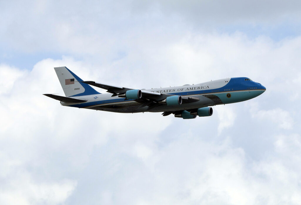 Schock-Einschnitt: Trumps Flugzeug kehrt auf dem Weg nach Davos abrupt um!