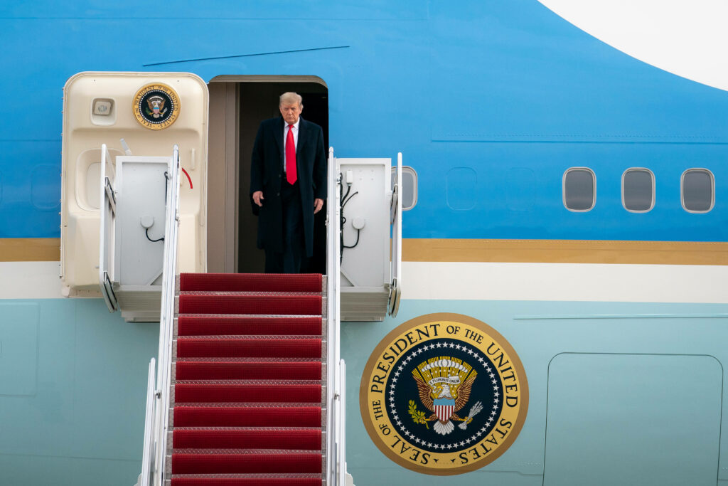 Schock-Einschnitt: Trumps Flugzeug kehrt auf dem Weg nach Davos abrupt um!