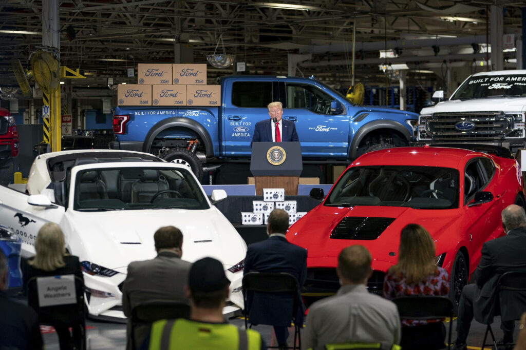 Schock-Video: Trump zeigt Ford-Mitarbeiter den Finger