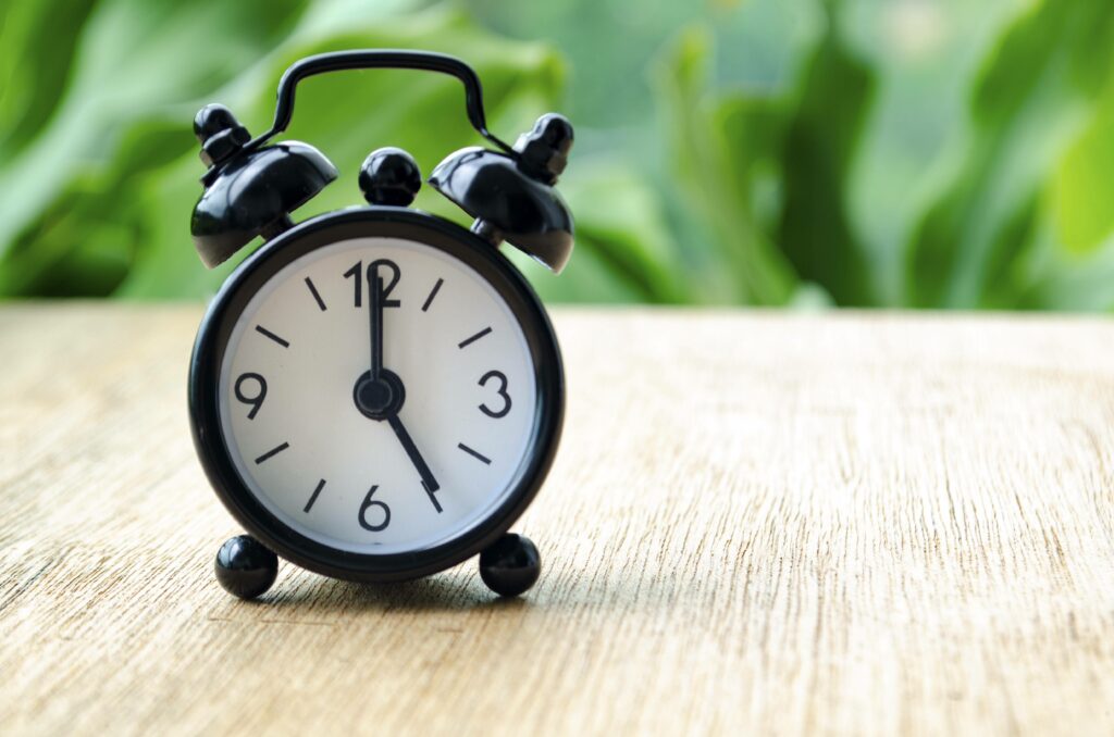 Schockwarnung: Warum der 5-Uhr-Hype deine Gesundheit sabotiert