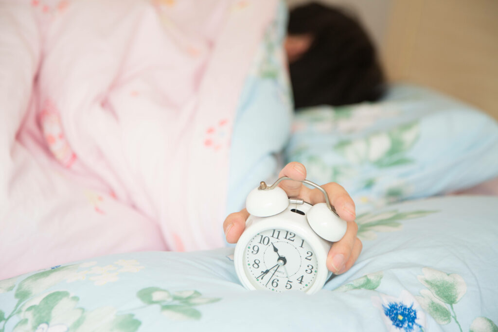 Schockwarnung: Warum der 5-Uhr-Hype deine Gesundheit sabotiert