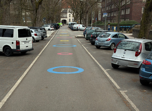 Diese bunten Kreise auf der Straße: Was sie bedeuten!