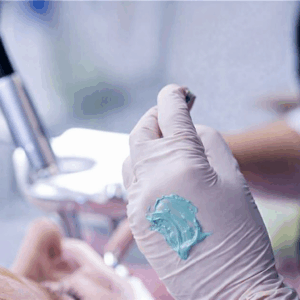 Kieferorthopäde vor Gericht – Acht Patientinnen beschuldigen ihn des Missbrauchs