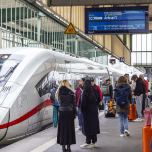 Bahnhofs-Schock: Neue Verbote sorgen für riesigen Aufschrei – diese Regel bringt jetzt viele auf die Barrikaden