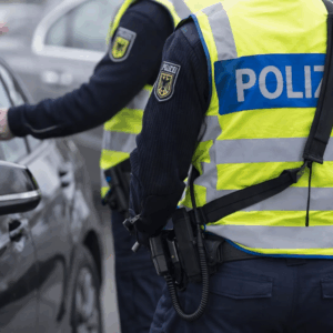 Polizeikontrolle: Darf die Polizei wirklich dein Handy nach Blitzer-Apps prüfen?