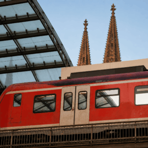 Syrer (22) greift Reisende an und will sie auf die Gleise ziehen!