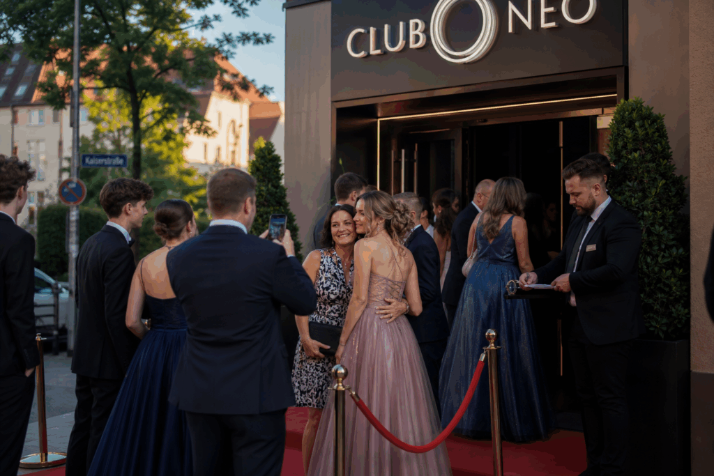 Club verweigert acht Abiball-Gäste wegen Aussehen – Netz rastet aus!