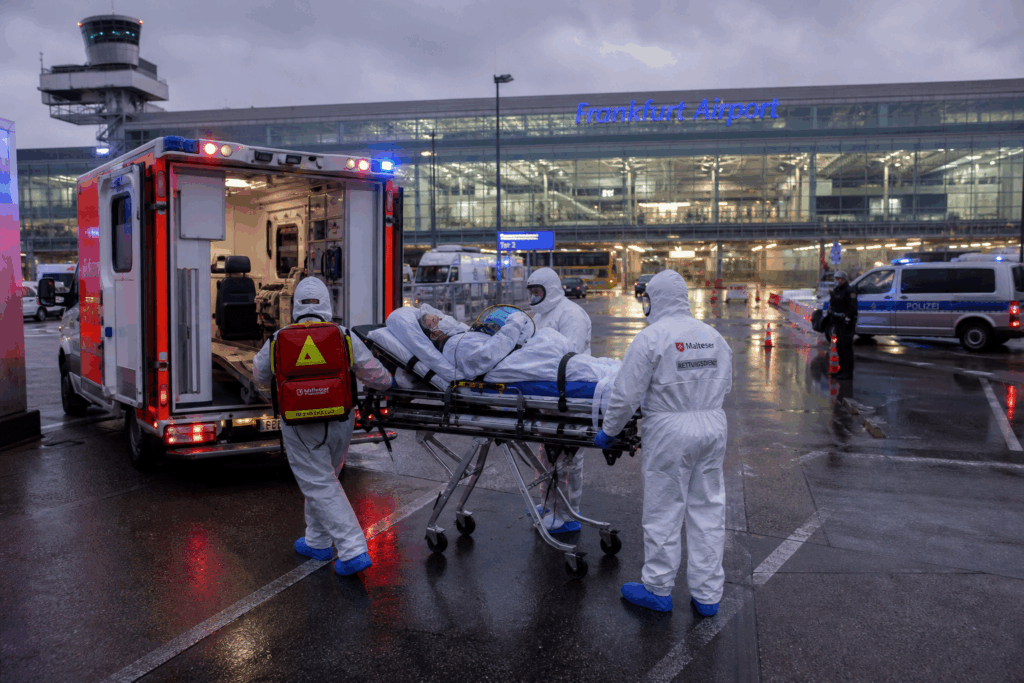 Ebola-Patient landet in Deutschland – WHO warnt vor neuer Gefahr!