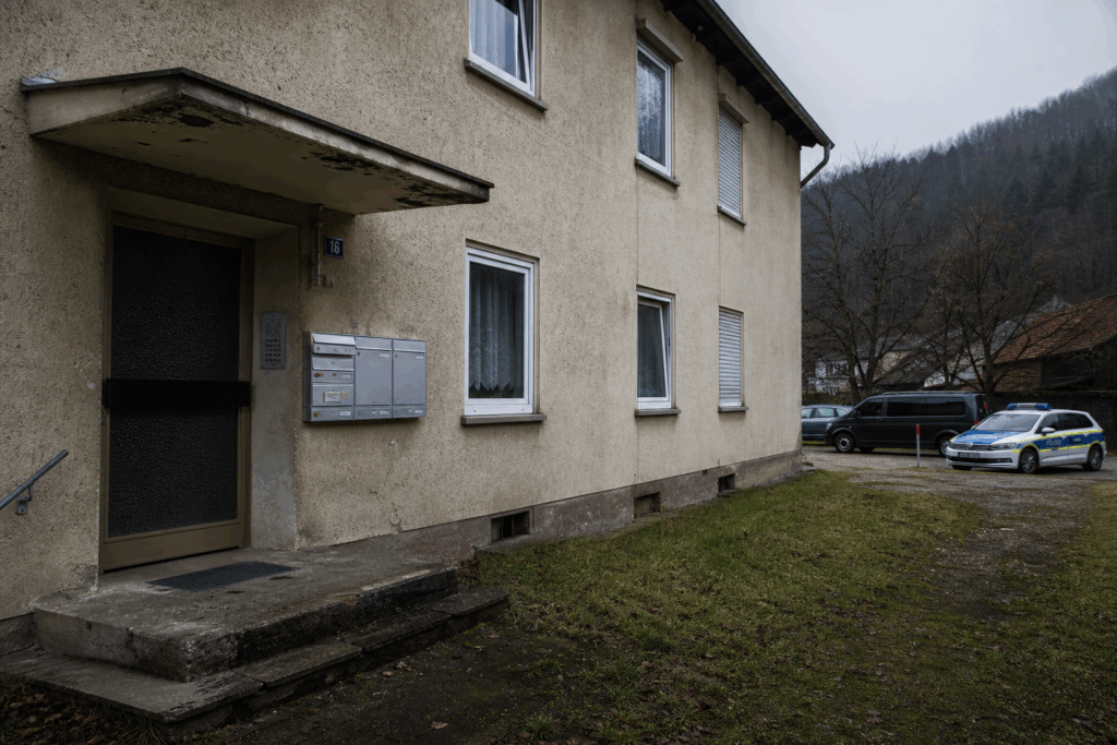 Ermittler finden 16 verwahrloste Kinder in vermülltem Haus – die Umstände sind schrecklich!