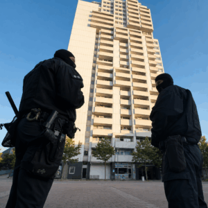Großeinsatz in deutscher Stadt: Polizei stürmt 242 Wohnungen – der Grund schockiert
