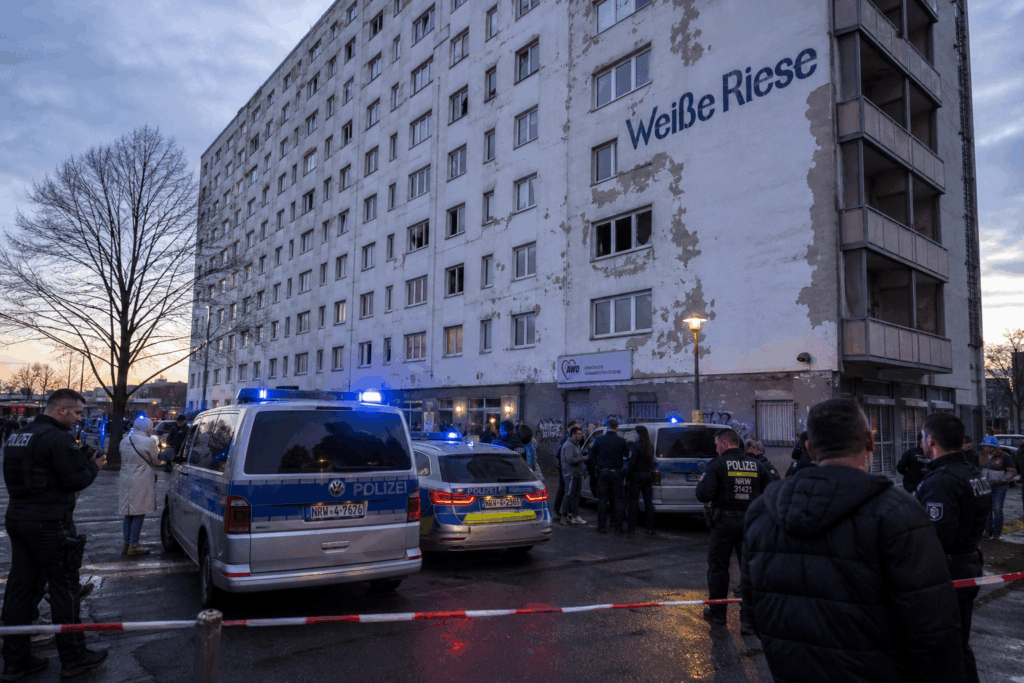 Großeinsatz in deutscher Stadt: Polizei stürmt 242 Wohnungen – der Grund schockiert