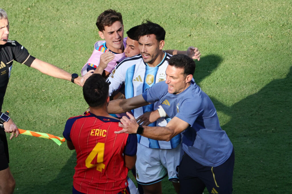 Heftige Szene nach Schlusspfiff: Argentinien-Star attackiert spanischen Spieler