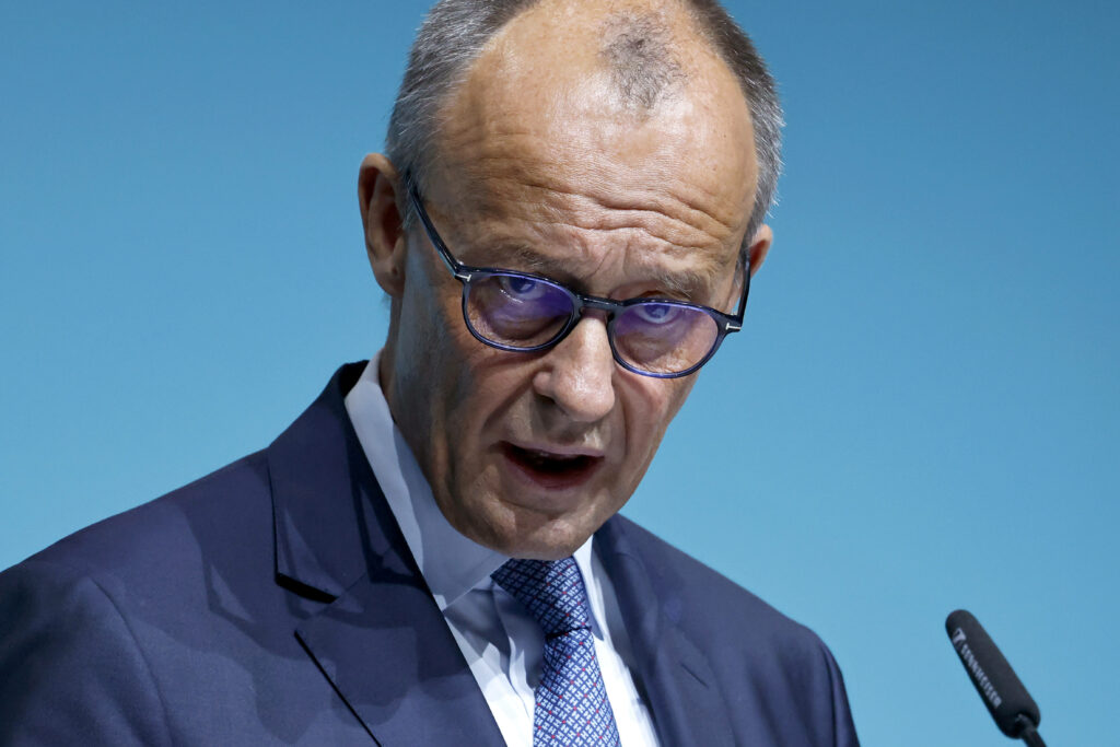 Kanzler Merz rastet vor laufender Kamera aus