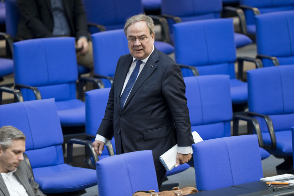 Laschet flippt aus wegen AfD-Politiker – Unglaubliche Szene schockiert Deutschland!