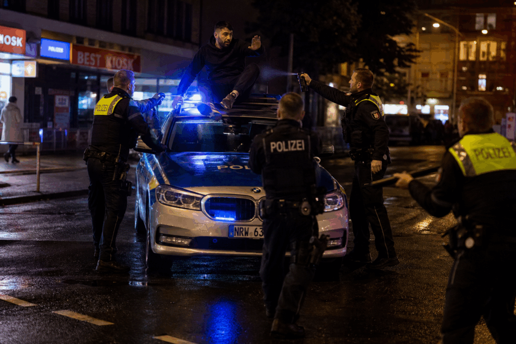 Polizeieinsatz eskaliert komplett: Mann bedroht Kinder und schlägt Polizisten blutig
