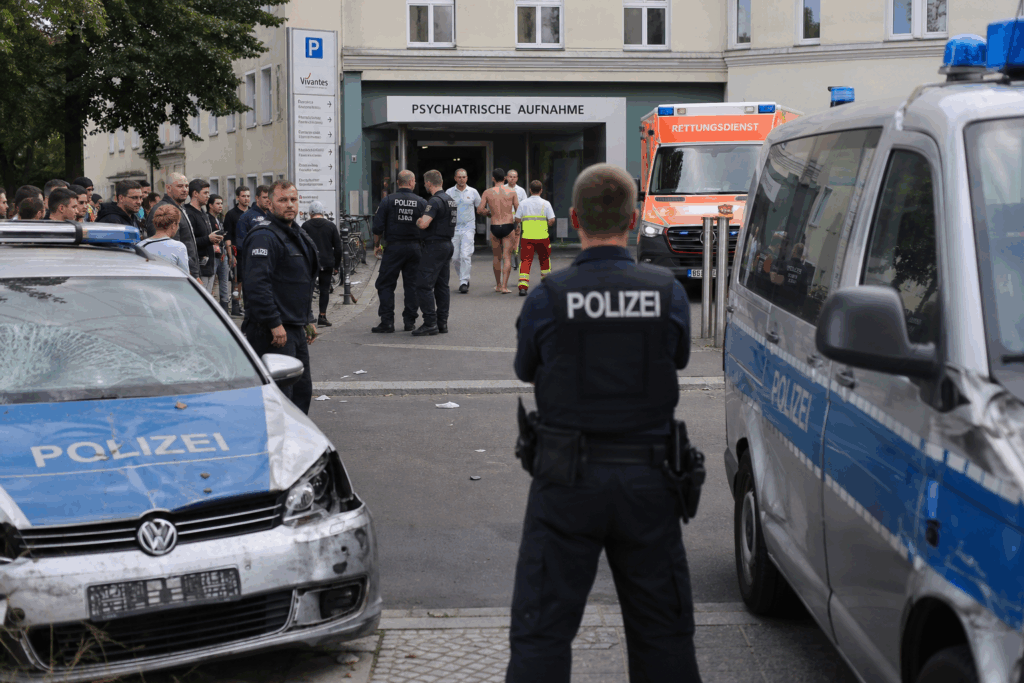 Polizeieinsatz eskaliert komplett: Mann bedroht Kinder und schlägt Polizisten blutig