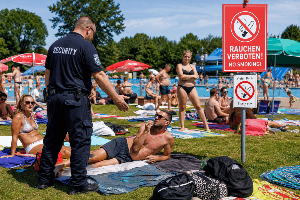 Raucher dürfen im Freibad jetzt keine Zigarette mehr rauchen!