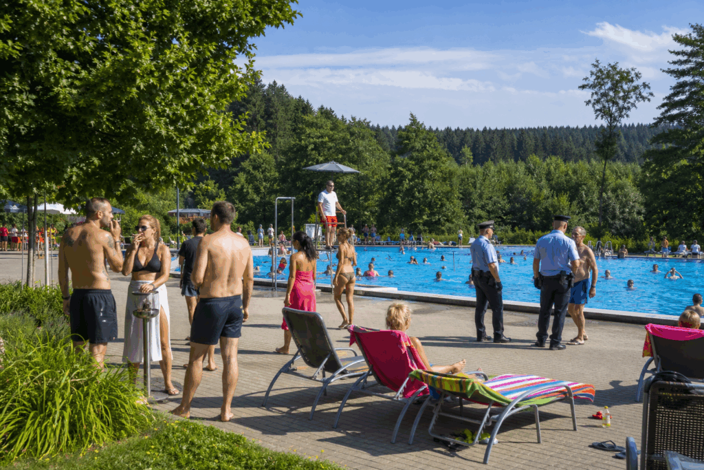 Raucher dürfen im Freibad jetzt keine Zigarette mehr rauchen!