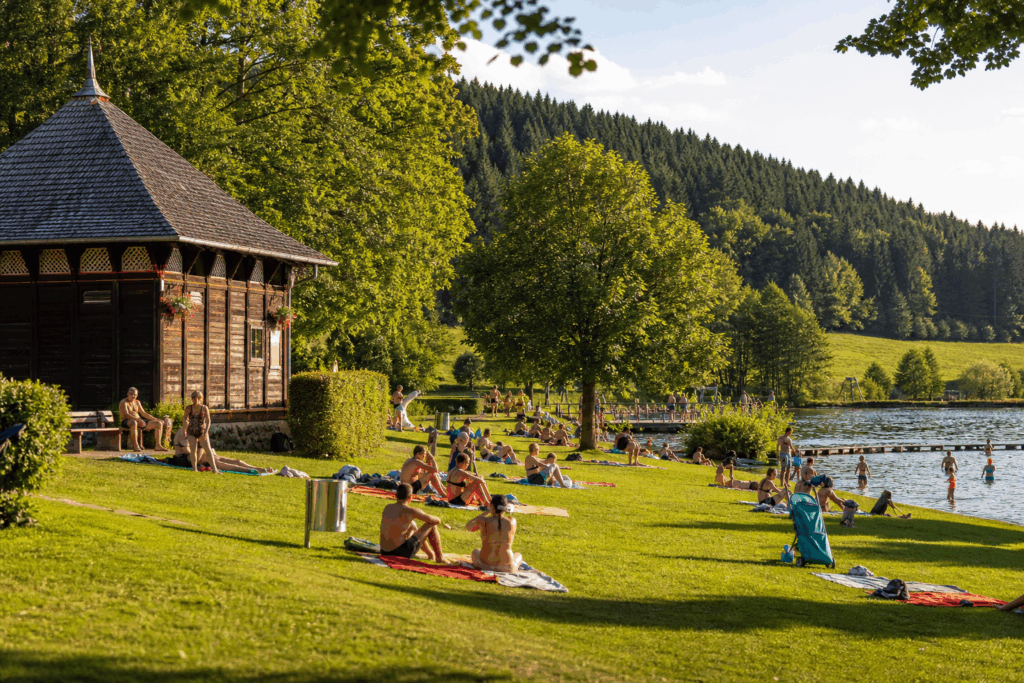Raucher dürfen im Freibad jetzt keine Zigarette mehr rauchen!