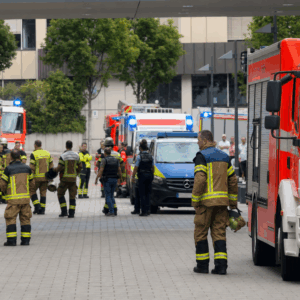 Schock in deutsche Innenstadt: Frau niedergestochen – Einkaufszentrum komplett abgeriegelt!