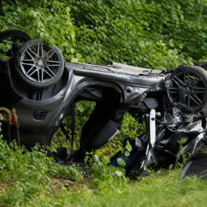 Tragödie auf der Straße: 18-Jähriger kracht in Auto – Mutter tot, Töchter schwer verletzt