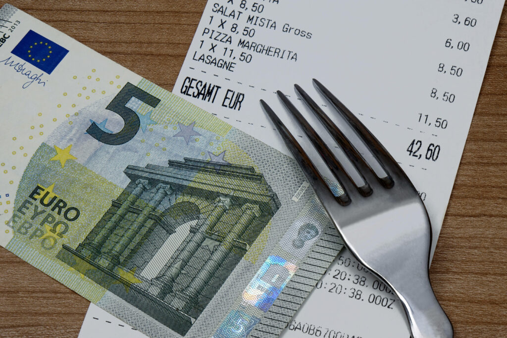 Trinkgeld oder eine Pflicht? Die neue Regelung verwundert Bürger!