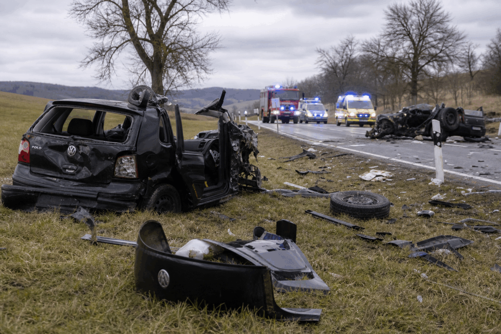 Frontalcrash mit tödlichem Ausgang: Drei Jugendliche sterben – die tragischen Umstände erschüttern