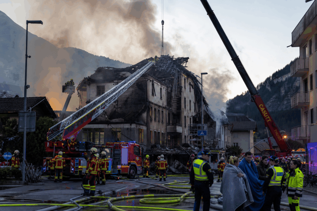Großbrand mit Verletzten: Haus brennt vollständig aus – mehrere Menschen werden vermisst