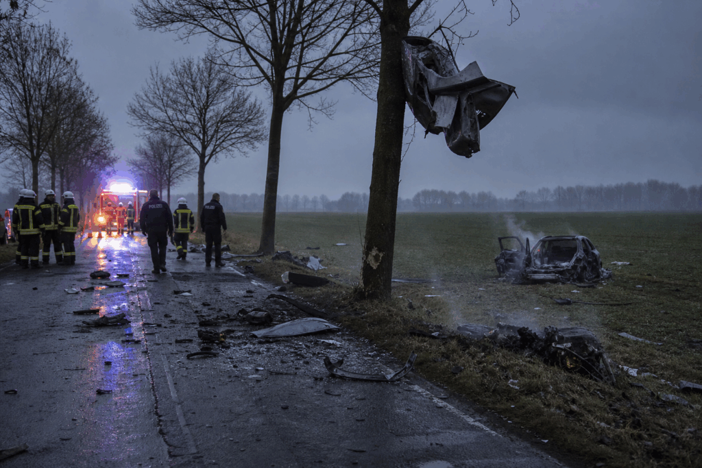Horror-Crash: Auto wird in mehrere Teile gerissen – Fahrer (29) stirbt bei schwerem Unfall