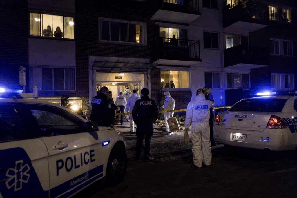 Schock-Fund nach Hilfeschreien: Polizei entdeckt Toten in Mehrfamilienhaus – Tatverdächtiger festgenommen