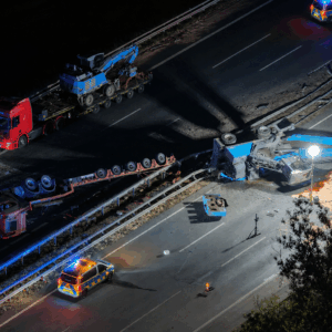 Schwerer Unfall: Schwertransporter kippt um – mehrere Verletzte und Vollsperrung