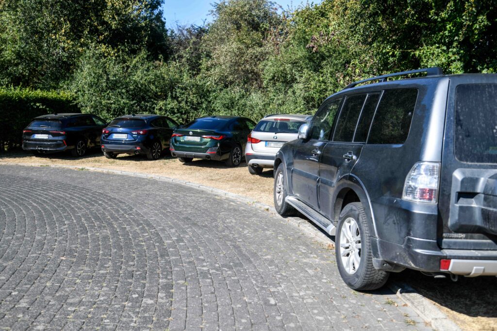 So lange dürfen Fremde Autos wirklich vor deinem Haus stehen!