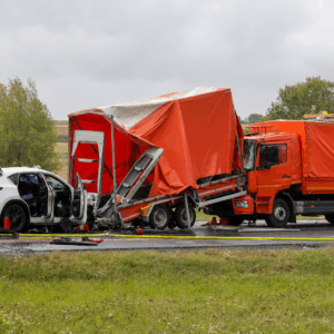 Tödlicher Crash bei Markierungsarbeiten: Sieben Menschen sitzen im Fünfsitzer – mehrere Tote nach schwerem Unfall